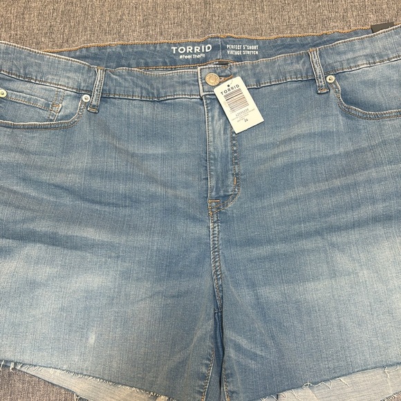 Torrid 5 Inch Perfect Boyfriend Classic Denim Mid-Rise Short - Picture 6 of 8